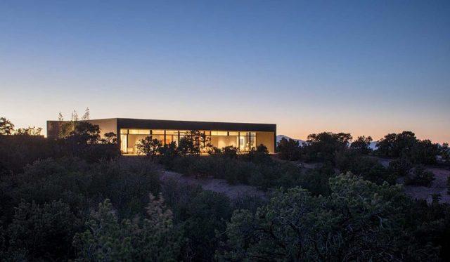 一層現(xiàn)代風格山間別墅，兩面混凝土墻壁打開整個建筑空間