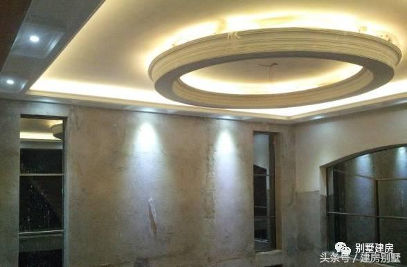 湖北一土豪曬三層別墅，豪華裝修有假山還有魚塘