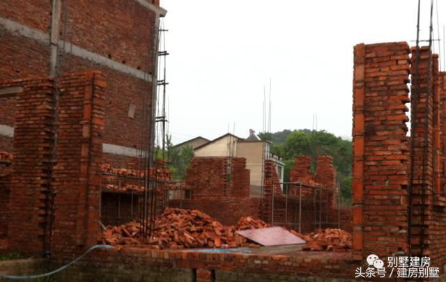 湖北一土豪曬三層別墅，豪華裝修有假山還有魚塘