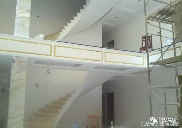 湖北一土豪曬三層別墅，豪華裝修有假山還有魚塘