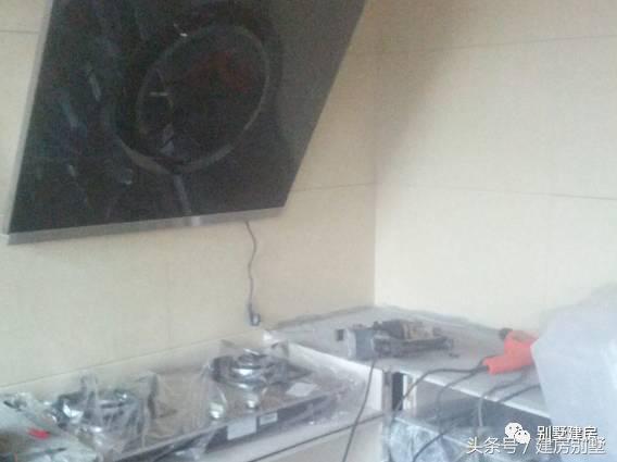 湖北一土豪曬三層別墅，豪華裝修有假山還有魚塘