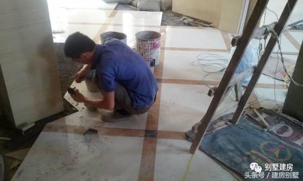 湖北一土豪曬三層別墅，豪華裝修有假山還有魚塘