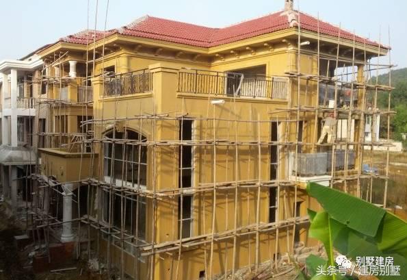 湖北一土豪曬三層別墅，豪華裝修有假山還有魚塘