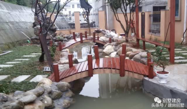 湖北一土豪曬三層別墅，豪華裝修有假山還有魚塘