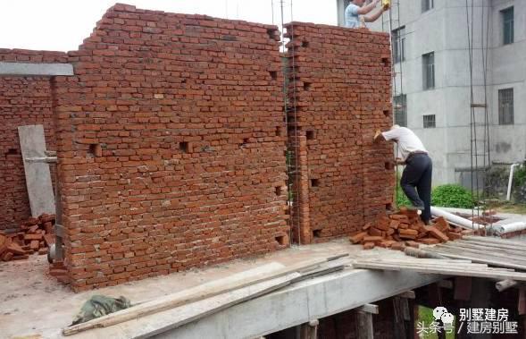 湖北一土豪曬三層別墅，豪華裝修有假山還有魚塘