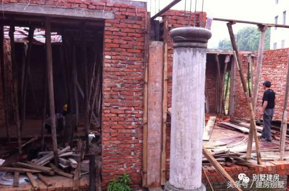 湖北一土豪曬三層別墅，豪華裝修有假山還有魚塘