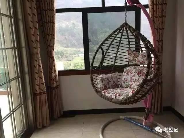 網(wǎng)友在老家建農(nóng)村別墅，大面積落地窗讓家里每個(gè)人都點(diǎn)贊