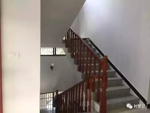 網(wǎng)友在老家建農(nóng)村別墅，大面積落地窗讓家里每個(gè)人都點(diǎn)贊