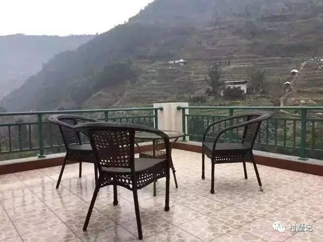 網(wǎng)友在老家建農(nóng)村別墅，大面積落地窗讓家里每個(gè)人都點(diǎn)贊