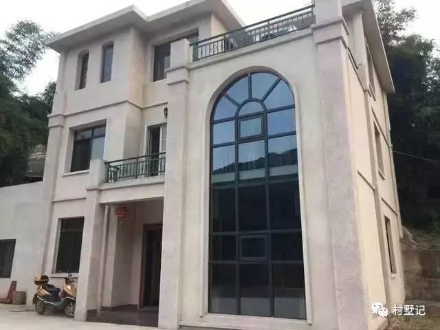 網(wǎng)友在老家建農(nóng)村別墅，大面積落地窗讓家里每個(gè)人都點(diǎn)贊