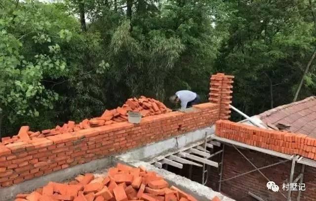 20萬(wàn)將舊房子翻蓋成農(nóng)村別墅，村長(zhǎng)都點(diǎn)贊