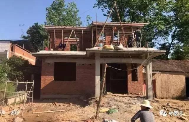 20萬(wàn)將舊房子翻蓋成農(nóng)村別墅，村長(zhǎng)都點(diǎn)贊