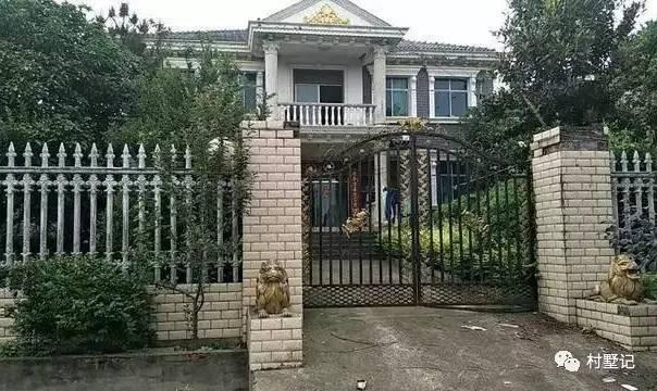 有錢有地就建農(nóng)村別墅，花花草草大院子居住格外舒適