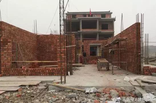 在浙江老家建起一棟四層商住兩用房，奶奶開始當起了“包租婆”