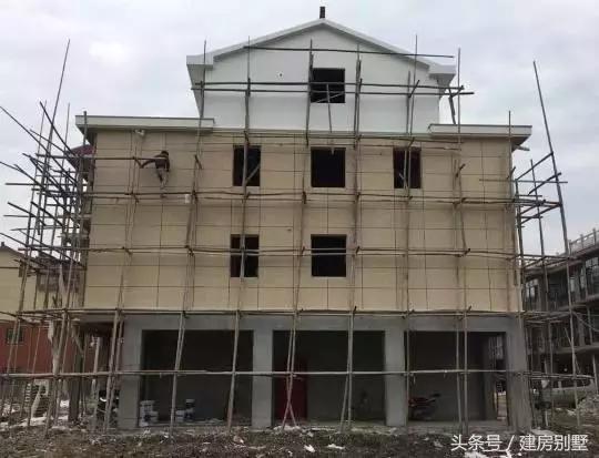 在浙江老家建起一棟四層商住兩用房，奶奶開始當起了“包租婆”