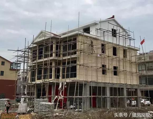 在浙江老家建起一棟四層商住兩用房，奶奶開始當起了“包租婆”