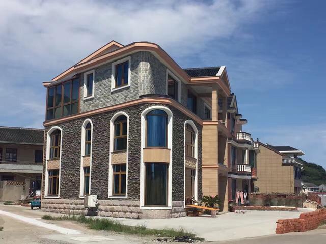 為了建這套房子，我把10年積蓄都拿出來了，村里人都羨慕死了