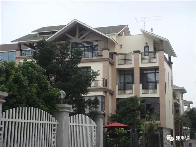 廣東3棟豪宅別墅實(shí)拍，主人住的順風(fēng)順?biāo)? src="/uploads/allimg/180510/1016201964-2.jpg" img_width="1080" img_height="810" inline="0" style="box-sizing: border-box; -webkit-tap-highlight-color: transparent; border-style: none; max-width: 100%; display: block; margin: 10px auto;" /></p>
<p style="box-sizing: border-box; -webkit-tap-highlight-color: transparent; margin: 16px 0px; padding: 0px; color: rgb(34, 34, 34); font-family: "PingFang SC", "Hiragino Sans GB", "Microsoft YaHei", "WenQuanYi Micro Hei", "Helvetica Neue", Arial, sans-serif; font-size: 16px;"><img alt=