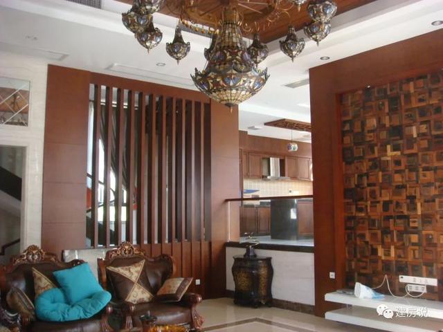 廣東3棟豪宅別墅實(shí)拍，主人住的順風(fēng)順?biāo)? src="/uploads/allimg/180510/1016202M7-4.jpg" img_width="670" img_height="502" inline="0" style="box-sizing: border-box; -webkit-tap-highlight-color: transparent; border-style: none; max-width: 100%; display: block; margin: 10px auto;" /></p>
<p style="box-sizing: border-box; -webkit-tap-highlight-color: transparent; margin: 16px 0px; padding: 0px; color: rgb(34, 34, 34); font-family: "PingFang SC", "Hiragino Sans GB", "Microsoft YaHei", "WenQuanYi Micro Hei", "Helvetica Neue", Arial, sans-serif; font-size: 16px;"><img alt=