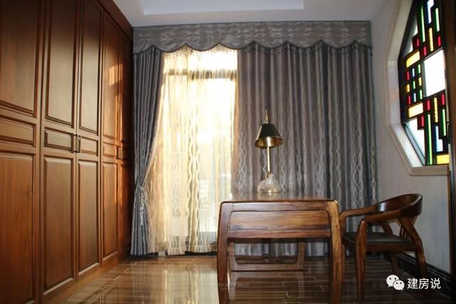 廣東3棟豪宅別墅實(shí)拍，主人住的順風(fēng)順?biāo)? src="/uploads/allimg/180510/1016203364-36.jpg" img_width="1080" img_height="1620" inline="0" style="box-sizing: border-box; -webkit-tap-highlight-color: transparent; border-style: none; max-width: 100%; display: block; margin: 10px auto;" /></p>
<p style="box-sizing: border-box; -webkit-tap-highlight-color: transparent; margin: 16px 0px; padding: 0px; color: rgb(34, 34, 34); font-family: "PingFang SC", "Hiragino Sans GB", "Microsoft YaHei", "WenQuanYi Micro Hei", "Helvetica Neue", Arial, sans-serif; font-size: 16px;"><img alt=