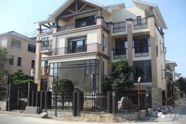 廣東3棟豪宅別墅實(shí)拍，主人住的順風(fēng)順?biāo)? src="/uploads/allimg/180510/1016203438-0.jpg" img_width="1080" img_height="810" inline="0" style="box-sizing: border-box; -webkit-tap-highlight-color: transparent; border-style: none; max-width: 100%; display: block; margin: 10px auto;" /></p>
<p style="box-sizing: border-box; -webkit-tap-highlight-color: transparent; margin: 16px 0px; padding: 0px; color: rgb(34, 34, 34); font-family: "PingFang SC", "Hiragino Sans GB", "Microsoft YaHei", "WenQuanYi Micro Hei", "Helvetica Neue", Arial, sans-serif; font-size: 16px;"><img alt=