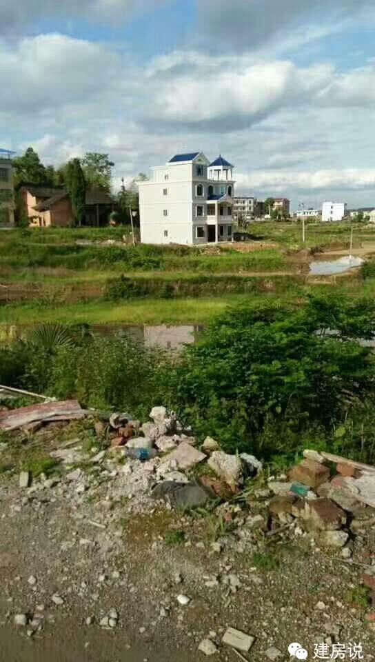 小伙回老家自建四層樓房，轟動整個村