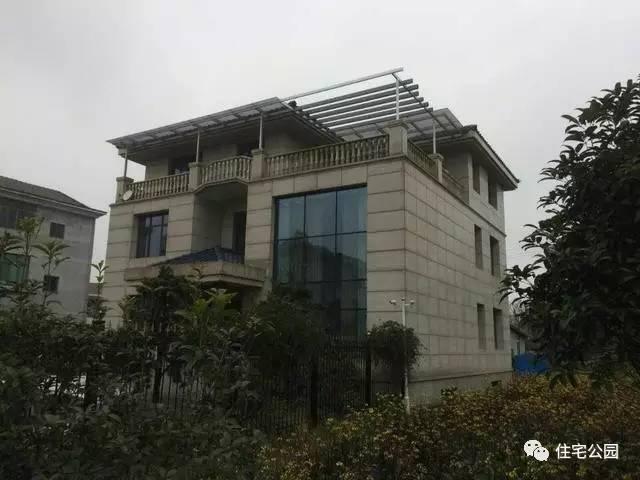 在村里花50萬蓋了這棟別墅，可鄰居看了卻說一點(diǎn)都不值！