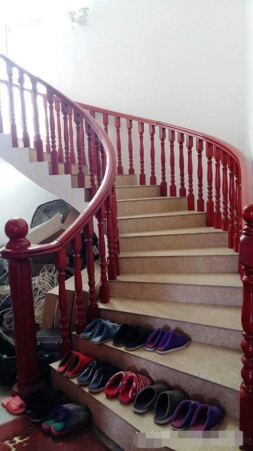 離開深圳7年，曬曬我姐農(nóng)村自建別墅，博古架和樓梯太贊了！