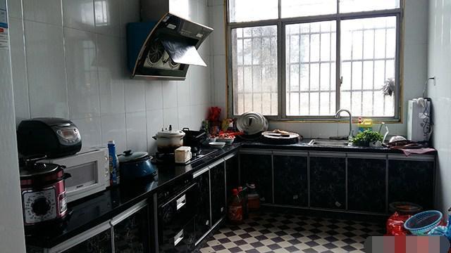 離開深圳7年，曬曬我姐農(nóng)村自建別墅，博古架和樓梯太贊了！