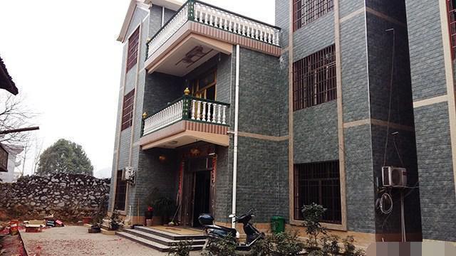 離開深圳7年，曬曬我姐農(nóng)村自建別墅，博古架和樓梯太贊了！