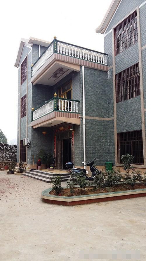 離開深圳7年，曬曬我姐農(nóng)村自建別墅，博古架和樓梯太贊了！