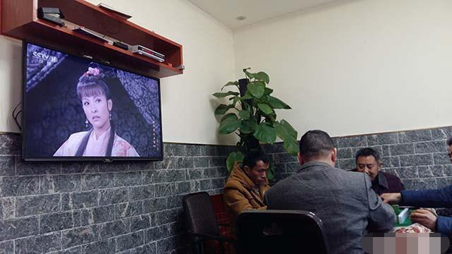 離開深圳7年，曬曬我姐農(nóng)村自建別墅，博古架和樓梯太贊了！