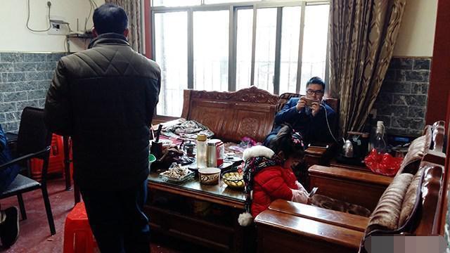 離開深圳7年，曬曬我姐農(nóng)村自建別墅，博古架和樓梯太贊了！