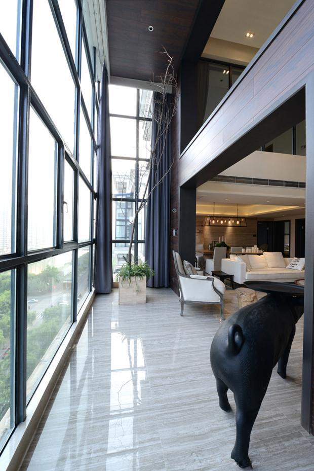云溪花園，現(xiàn)代簡約別墅裝修，挑空的設計也很美！