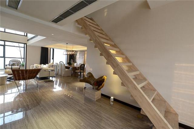 云溪花園，現(xiàn)代簡約別墅裝修，挑空的設計也很美！