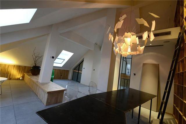 云溪花園，現(xiàn)代簡約別墅裝修，挑空的設計也很美！