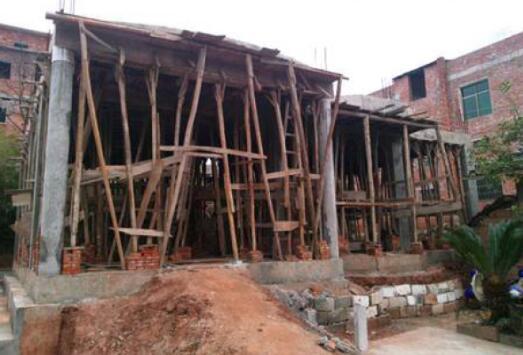 努力賺錢，為給爸媽一個養(yǎng)老的地方，農村小伙18萬為父母建別墅！