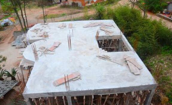 努力賺錢，為給爸媽一個養(yǎng)老的地方，農村小伙18萬為父母建別墅！