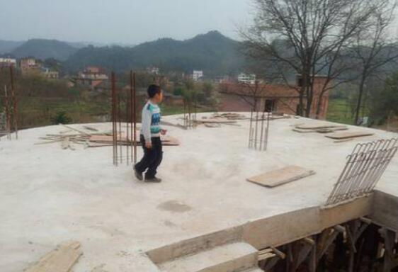 努力賺錢，為給爸媽一個養(yǎng)老的地方，農村小伙18萬為父母建別墅！