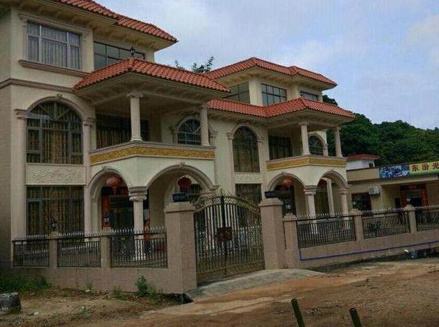 婆家三層小別墅總算蓋好了，光看這外表已經(jīng)是村里第一大戶了！