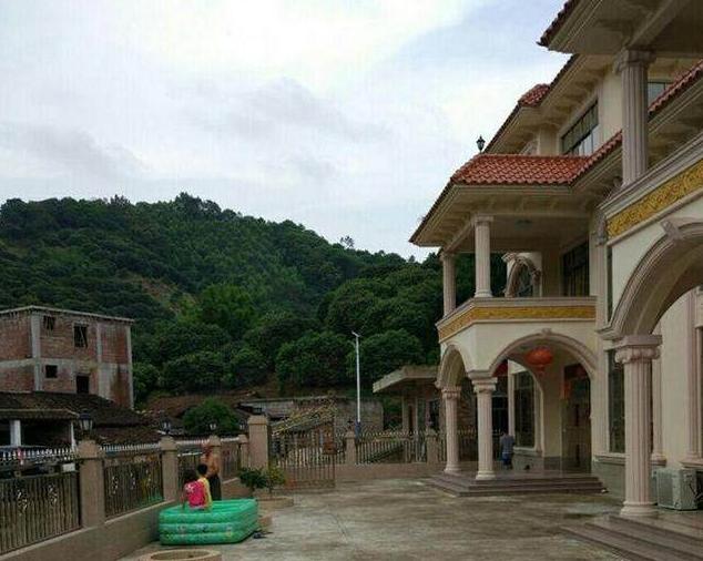 婆家三層小別墅總算蓋好了，光看這外表已經(jīng)是村里第一大戶了！