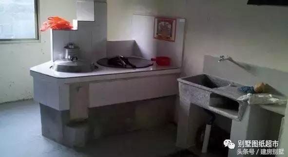 為我新落成的別墅，造了大部分農(nóng)村人都見(jiàn)過(guò)的小火灶！