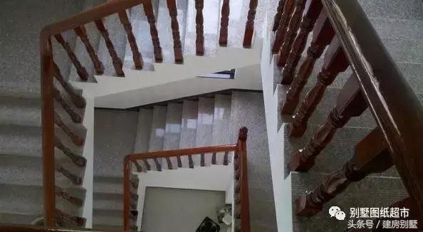 為我新落成的別墅，造了大部分農(nóng)村人都見(jiàn)過(guò)的小火灶！