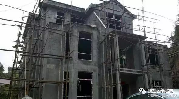 為我新落成的別墅，造了大部分農(nóng)村人都見(jiàn)過(guò)的小火灶！