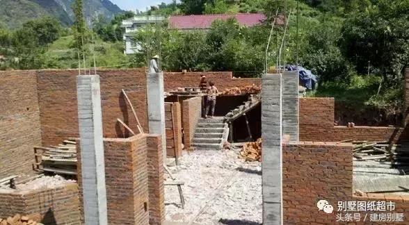 為我新落成的別墅，造了大部分農(nóng)村人都見(jiàn)過(guò)的小火灶！