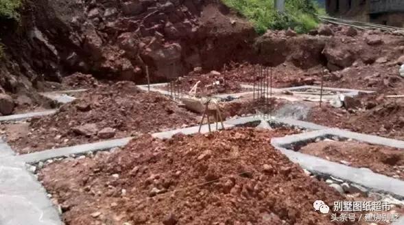 為我新落成的別墅，造了大部分農(nóng)村人都見(jiàn)過(guò)的小火灶！