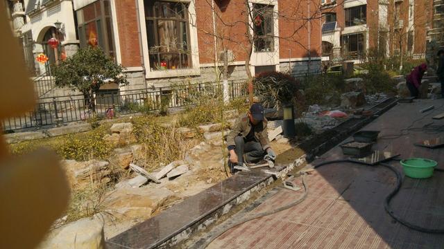 花了幾百萬買了別墅，發(fā)現開發(fā)商建的院子太差，自己從新建！