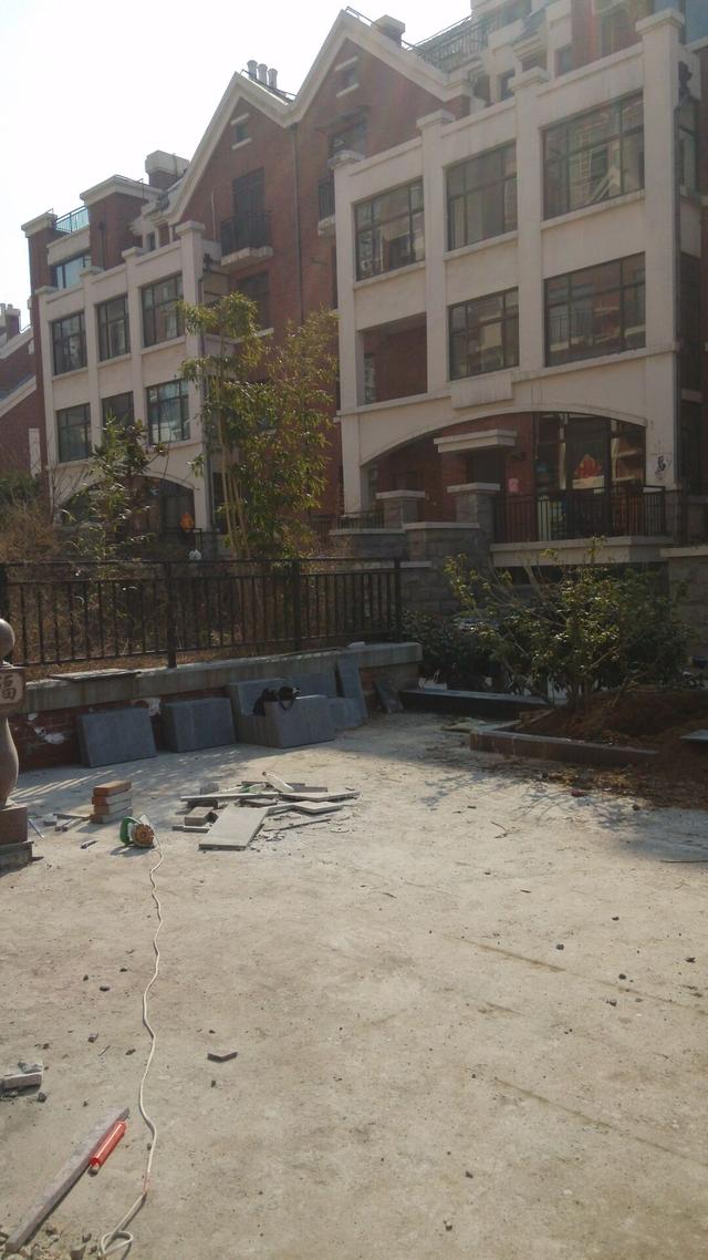 花了幾百萬買了別墅，發(fā)現開發(fā)商建的院子太差，自己從新建！