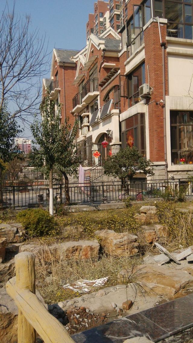 花了幾百萬買了別墅，發(fā)現開發(fā)商建的院子太差，自己從新建！