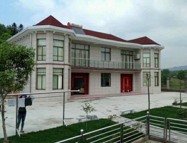 曬曬公公花100多萬的農(nóng)村小別墅，最喜歡院子里的草坪和大魚池！